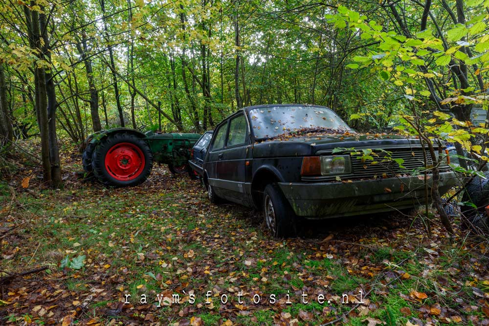 Verlaten auto`s in een bos in België