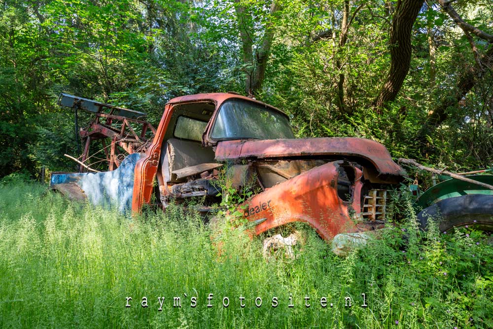 Urbex België, oude sleepwagen in het bos