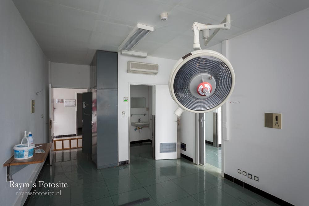 Altijd leuk als er ergens in zo`n verlaten kliniek / ziekenhuis nog zo`n leuke lamp aanwezig is.