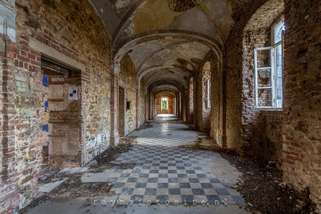 Verlaten klooster Le Prieuré. Een verlaten priorij in België.