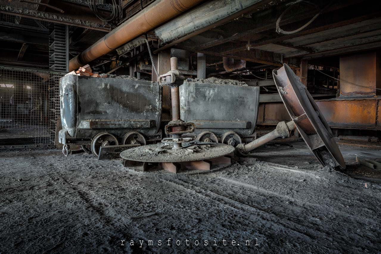 Mijnkarretjes in een oude kolenmijn.