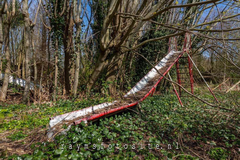 Lost Playground, urbex in Nederland. Een oude glijbaan.
