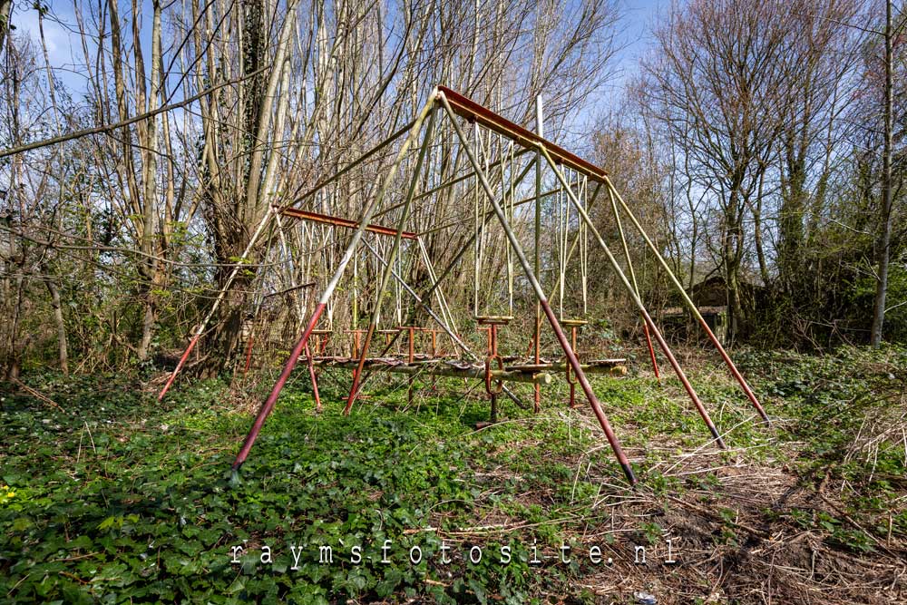 Verlaten speeltuin of Lost Playground. Urbex in Nederland.