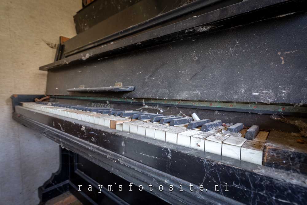 Een oude piano in 1 van de verlaten gebouwen.