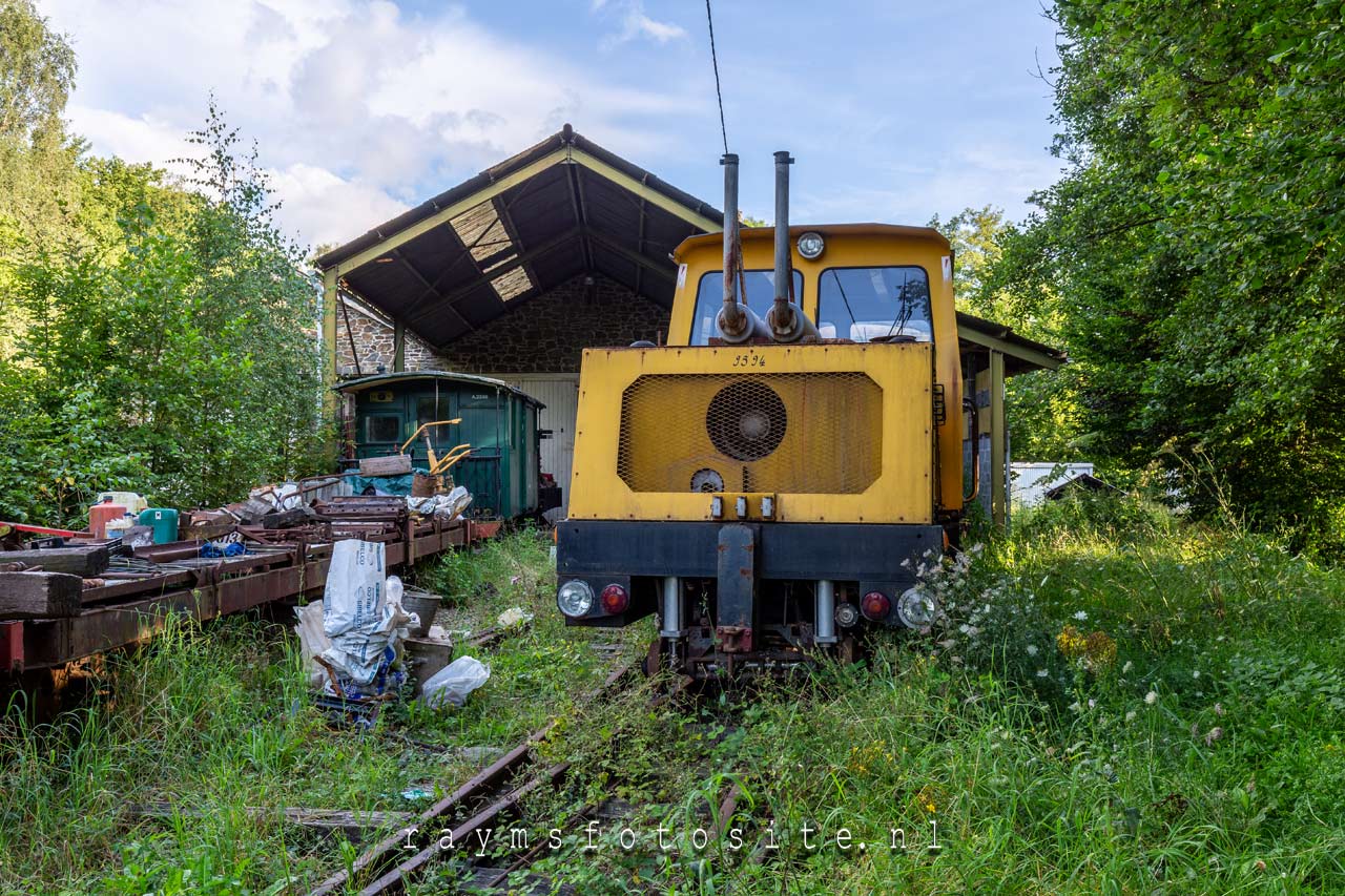 Tram Hangar B. Verlaten locomotief. Urbex België.