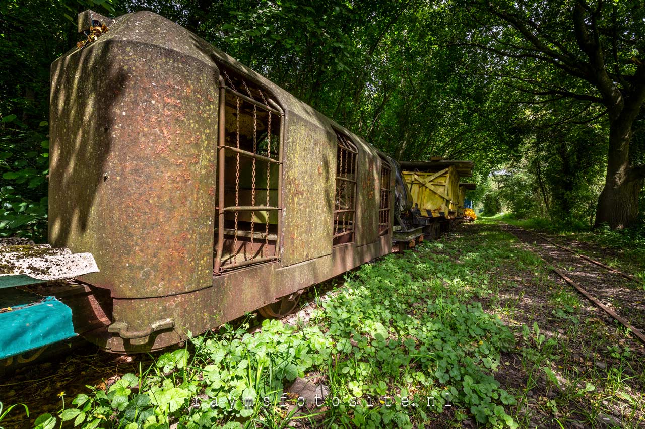 Le Train du Deconfinement. Treinen, wagons en karren op een verlaten spoor.
