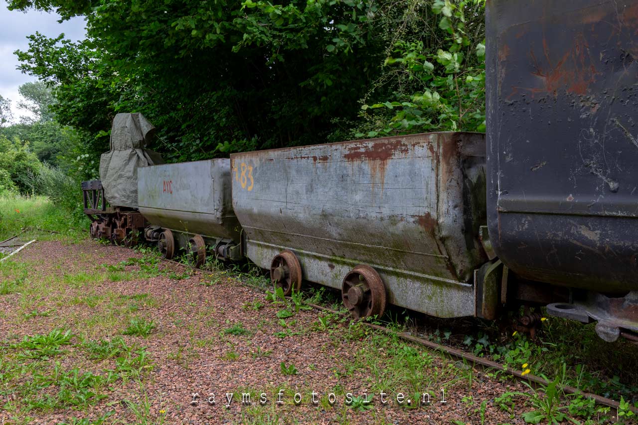 Le Train du Deconfinement. Oude treinen op ene verlaten spoor in België.