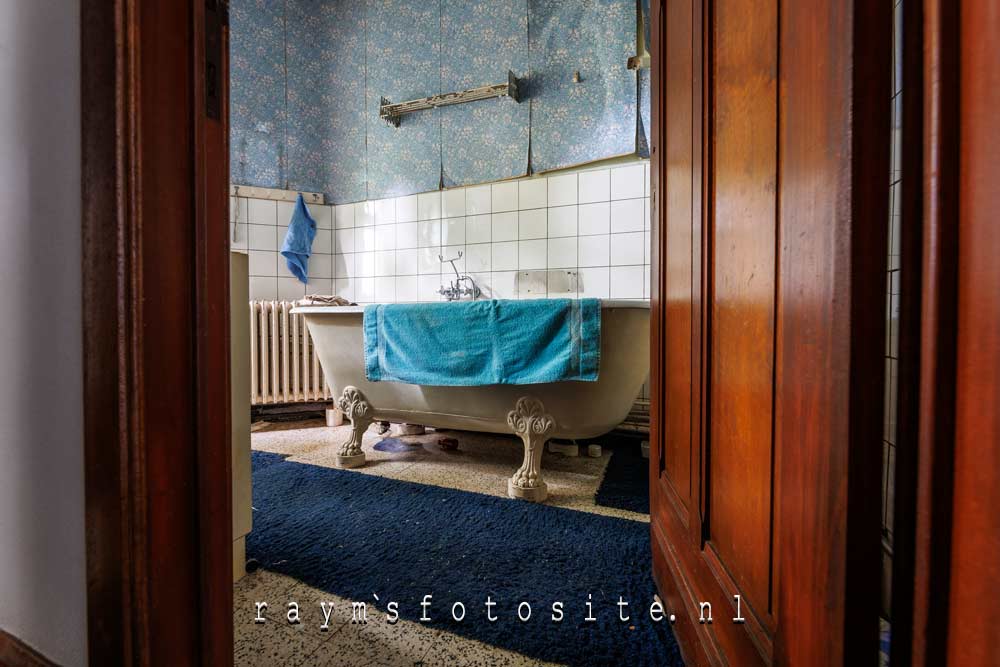 Wat een prachtig bad in de badkamer bij Villa L.
