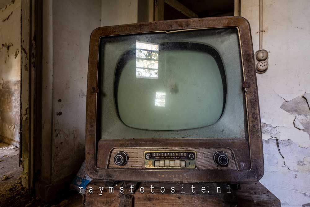 Villa Partiture. Een pand waar ook een oude tv in staat.
