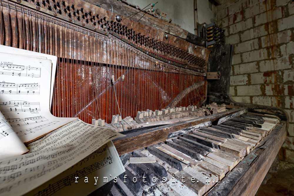 Urbex België. Een oude piano in de kelder