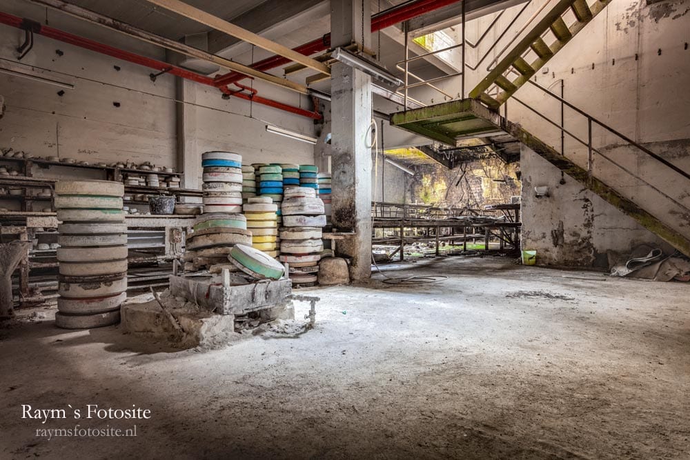 urbexlocatie Zum Staubigen Krug. Een prachtige vervallen oude porseleinfabriek in Duitsland.