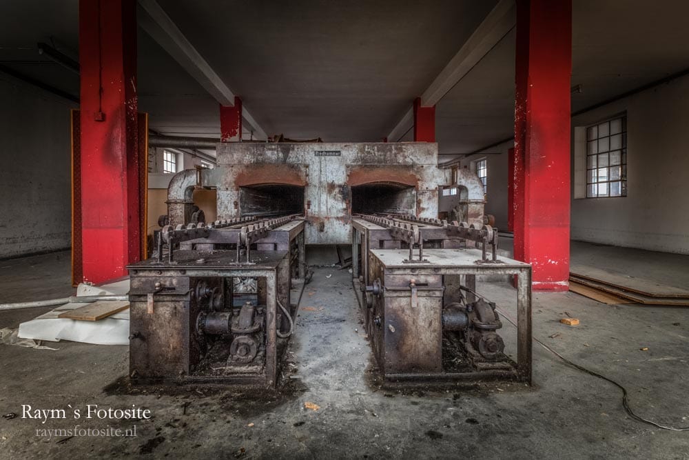 Zum Staubigen Krug. Verlaten porseleinfabriek in Duitsland.Hier werd het porselein gebakken. Prachtige oude machines.