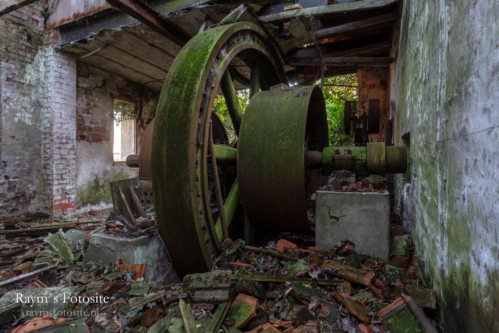 Oude baksteenfabriek met oude machines erin.