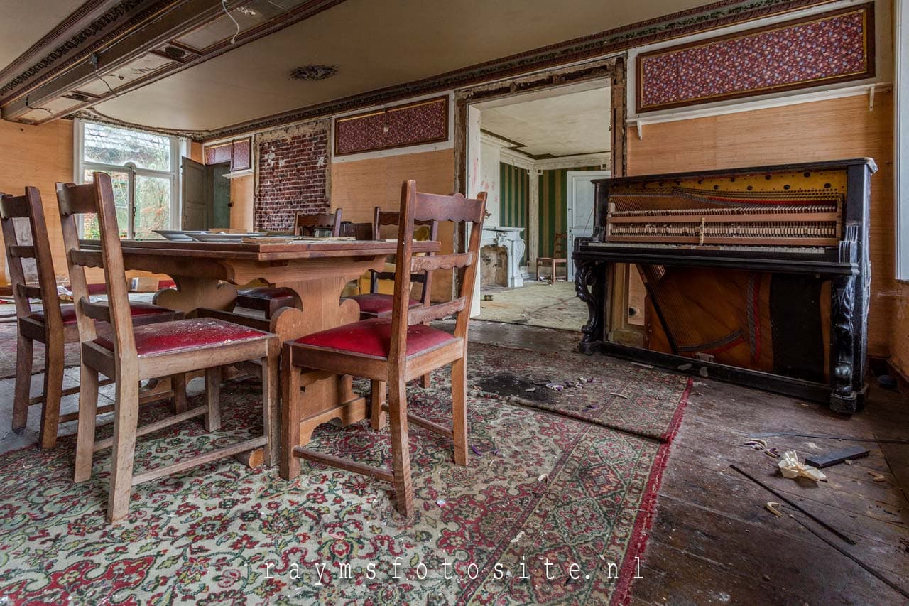 De huiskamer met piano in dit verlaten gebouw