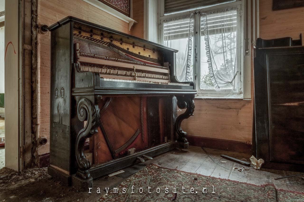 Piano in een verlaten huis, Chateau Erard, in België