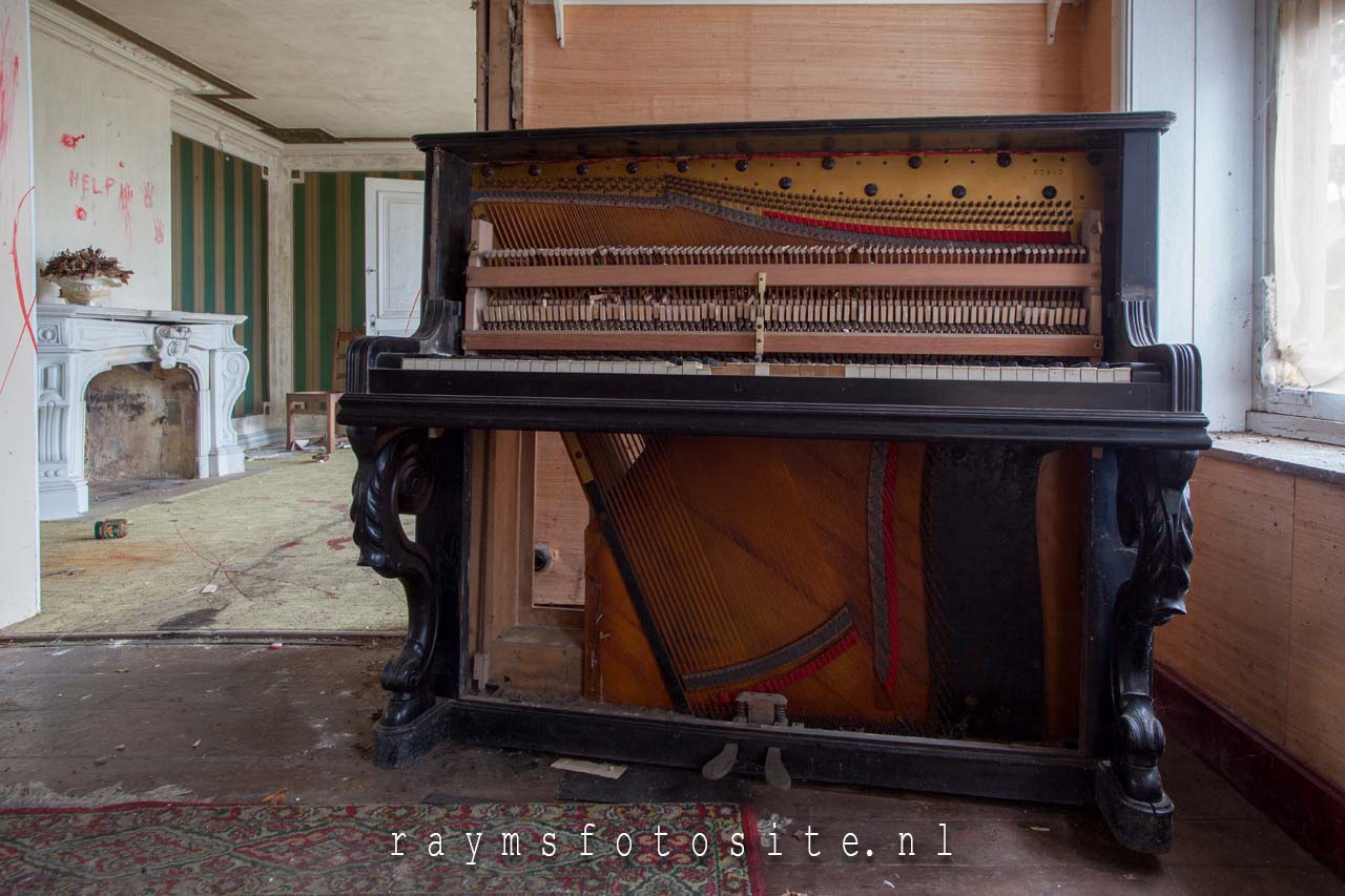 Piano bij urbexlocatie Chateau Erard