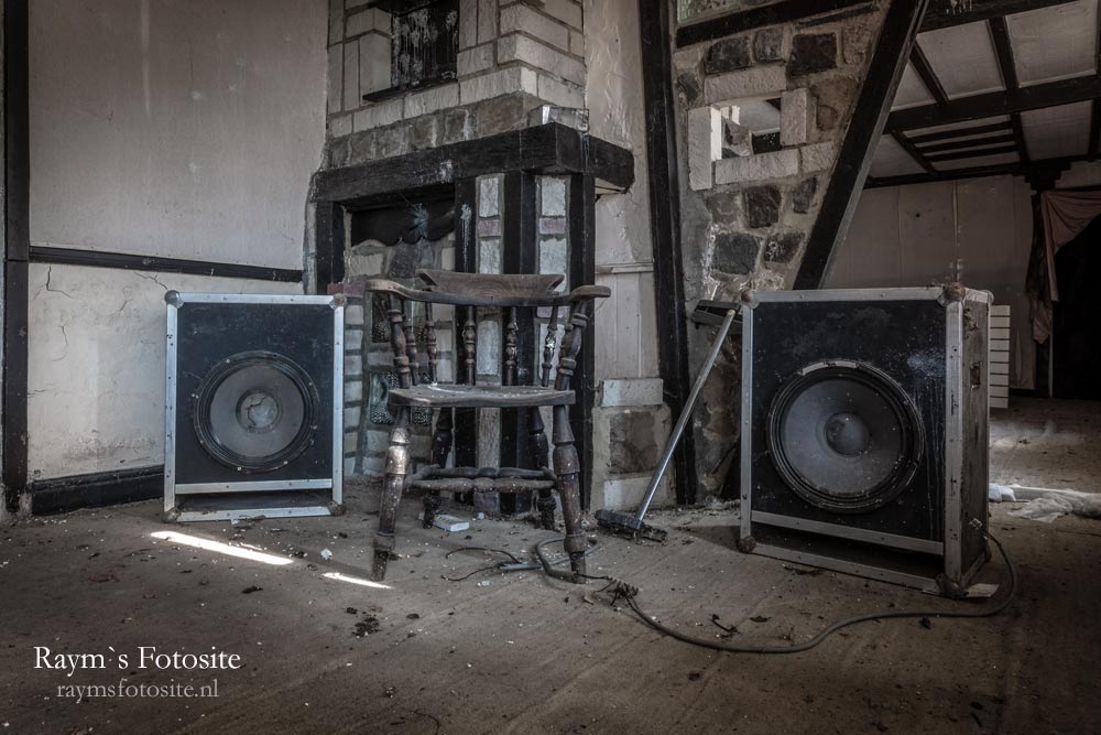 Een paar oude speakers was alles wat er nog in het huis stond.