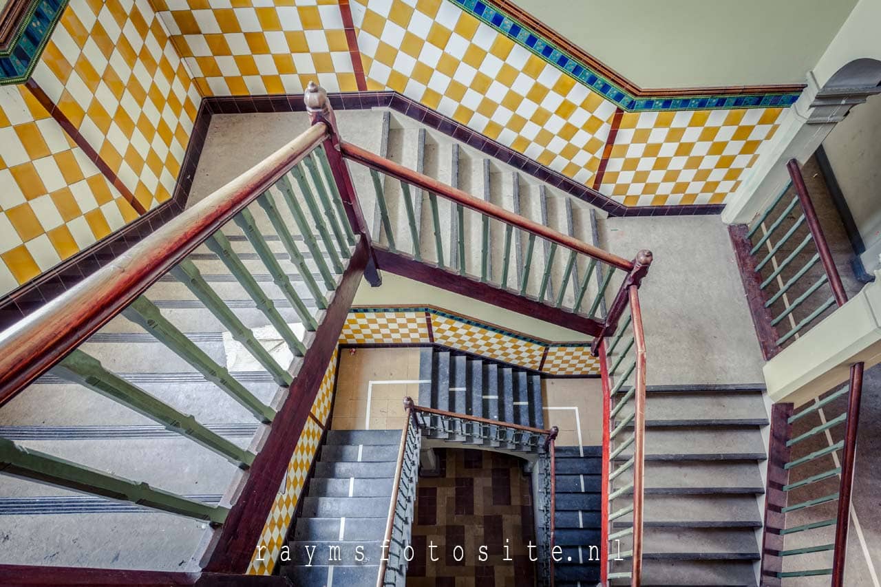 Verlaten school in België met prachtige trappen.