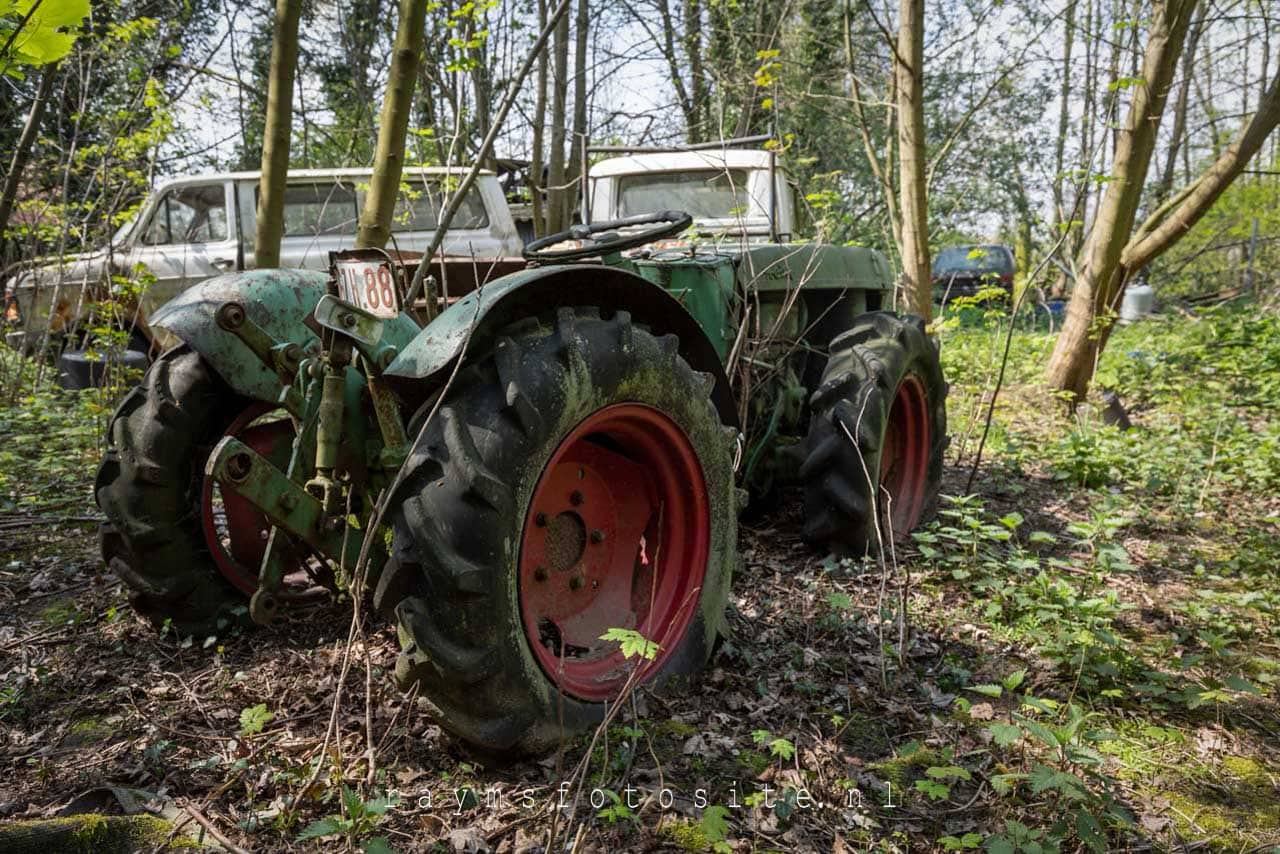 Verlaten tractor in België.
