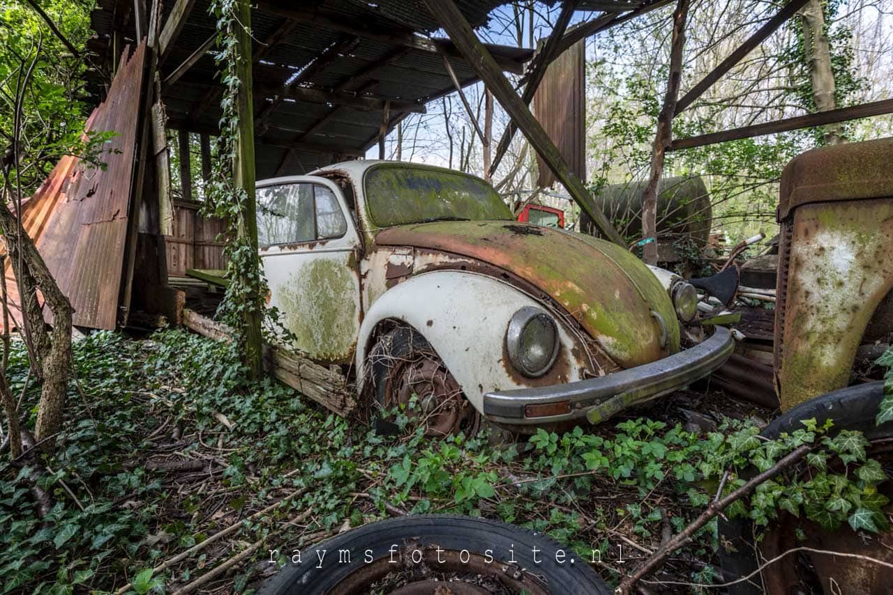 Verlaten auto`s in België. Een oude Volkswagen Kever.