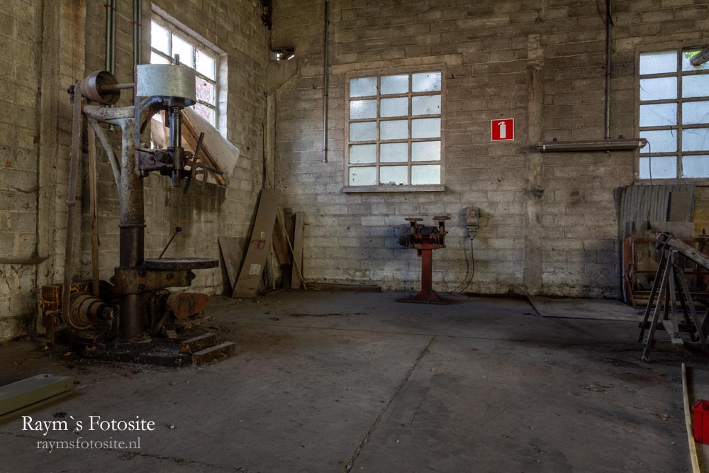 Lastig licht in deze oude fabriekshal waar ook nog diverse getrashte voertuigen stonden.