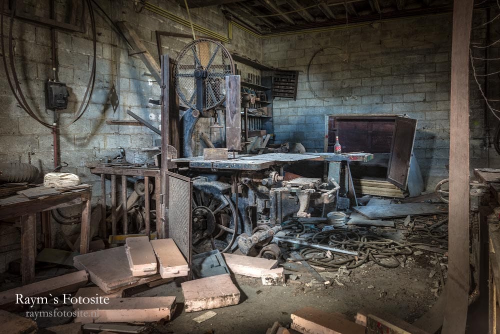 Exidus 2. Oude machines van een verlaten industriepand.