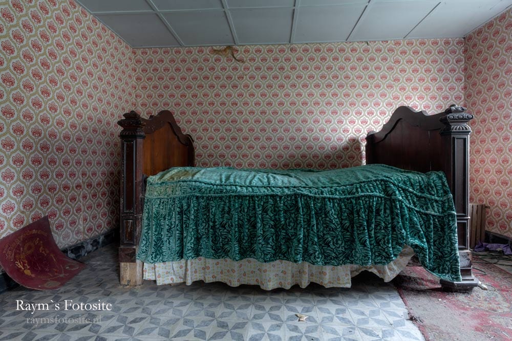 Ferme Serenade. Een verlaten boerderij in België  Een mooi oud bed in een best wel erg klein slaapkamertje.