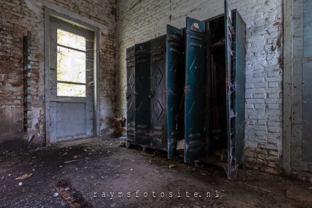 Lockers in de oude verlaten fabriek.
