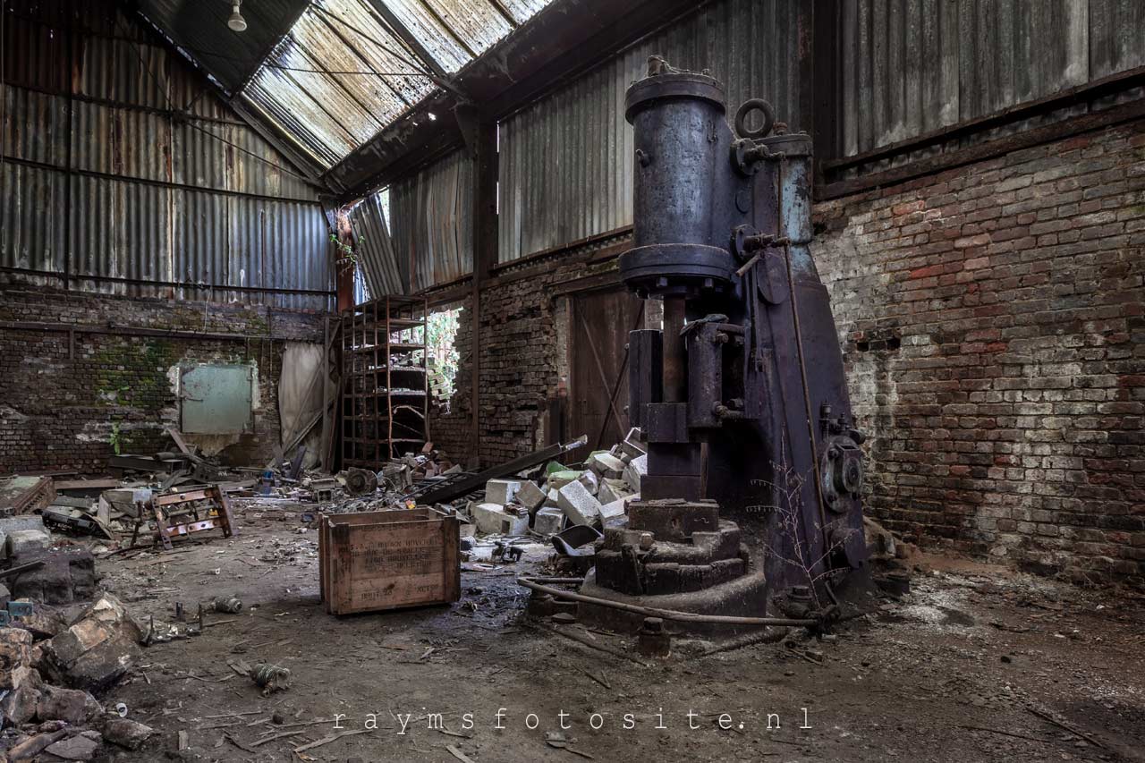 Hammertime. Een verlaten staalfabriek in België. De grote staalpersen.