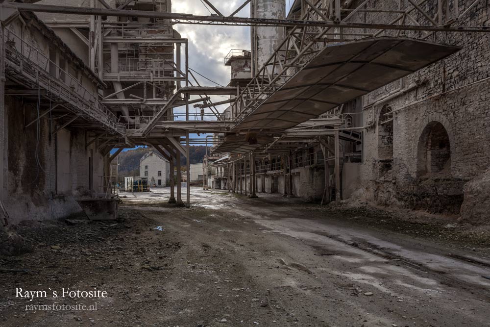 Urbex-locaties. Labyrinthe des Convoyeurs is een verlaten cementfabriek in België.