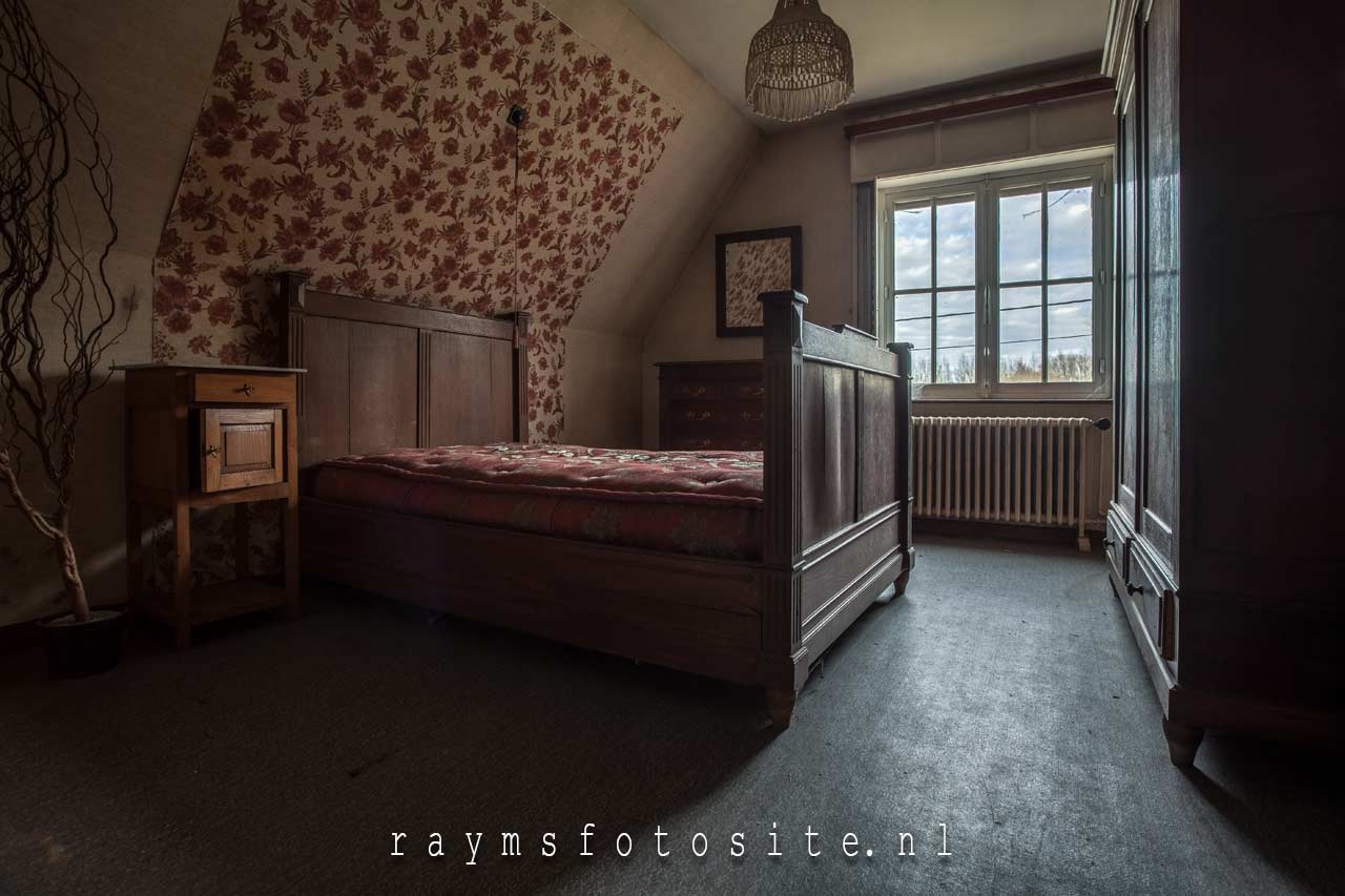 Een mooie slaapkamer in deze verlaten villa