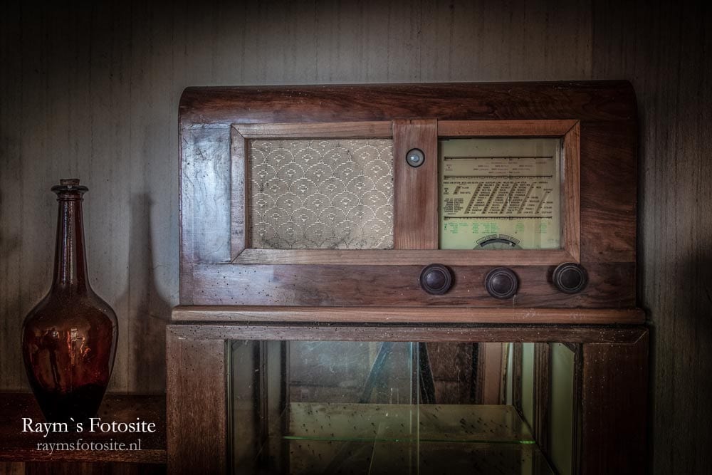 Maison Stratego in België. Een gave oude radio.