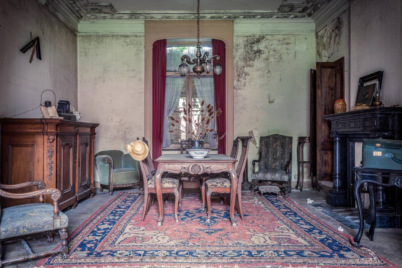 Een verlaten villa in België, bomvol spullen.