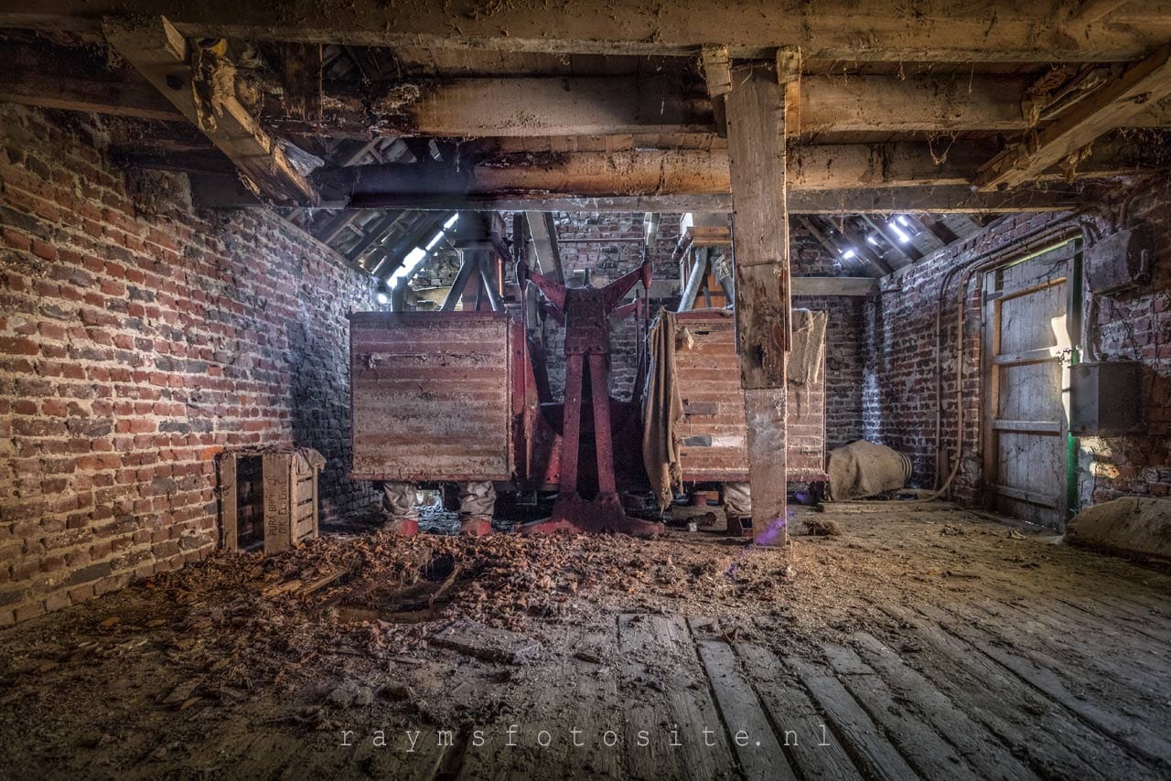 Molenhuis. Een verlaten molen in België die een beetje lijkt op de Old Mill.
