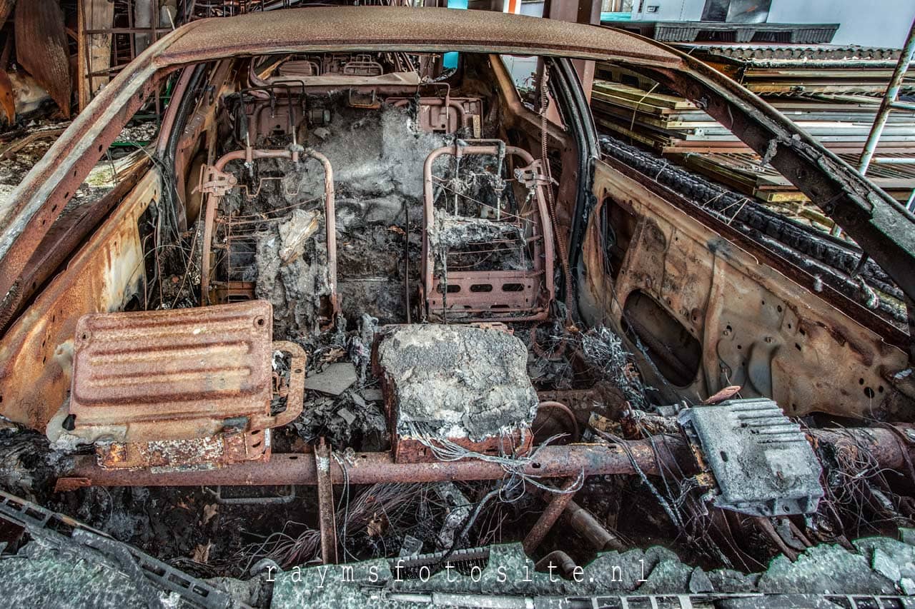 Burned Ferrari of Old Rusty. verlaten auto`s in België.