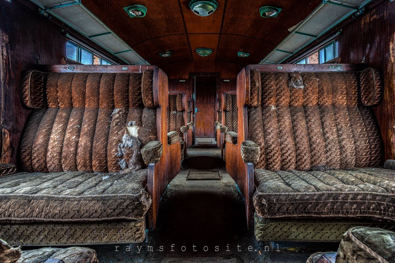 Orient Express. Een prachtige oude locomotief en wagons op een terrein van de Belgische spoorwegen.