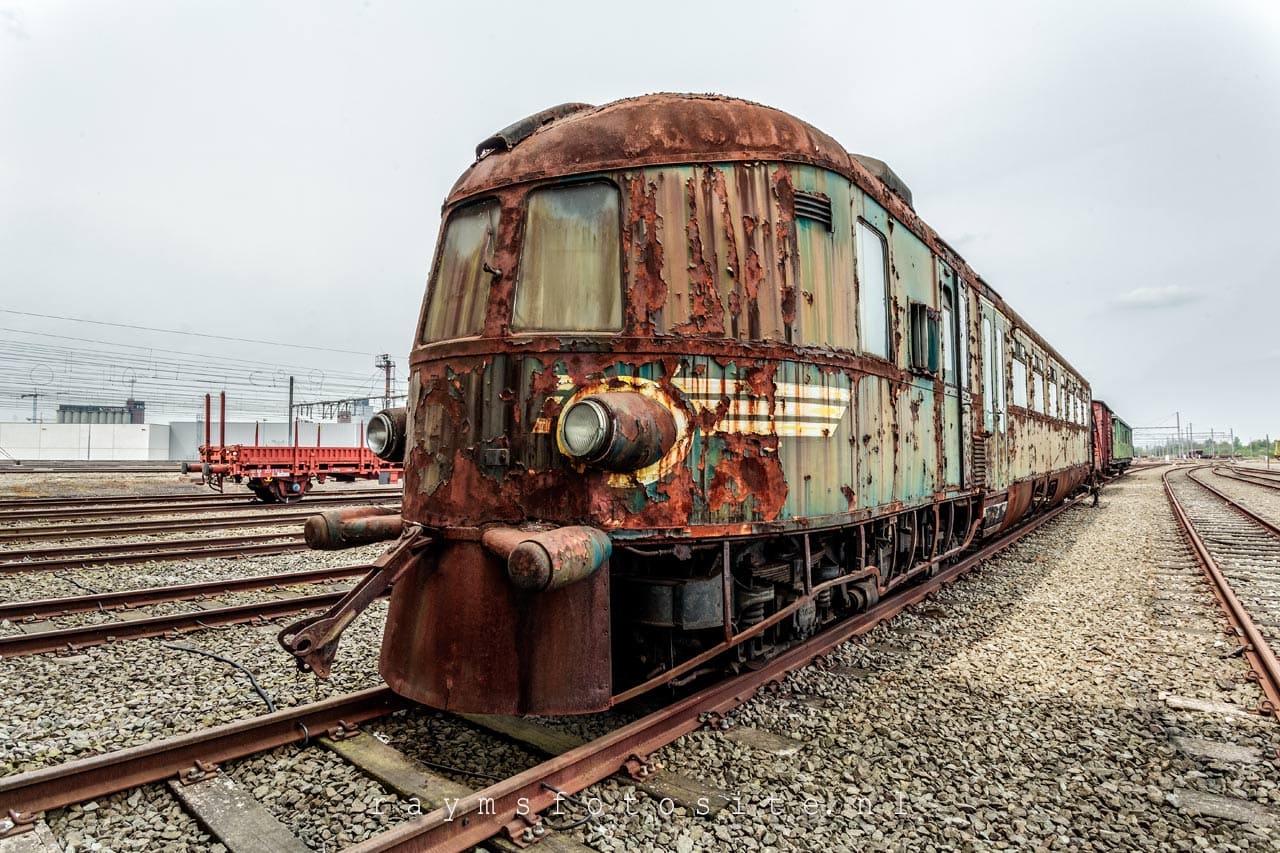 Wat een prachtige oude verlaten trein is dit.