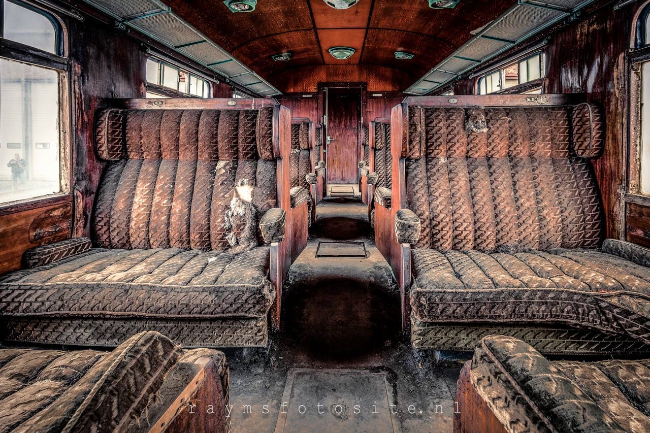 Een prachtige oude locomotief en wagons op een terrein van de Belgische spoorwegen.
