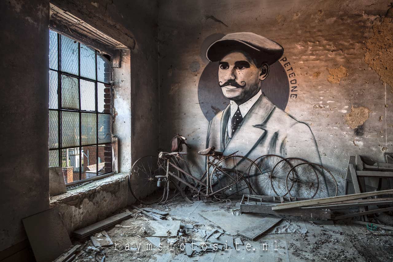 Een verlaten fabriek met muurschilderingen van Pete One