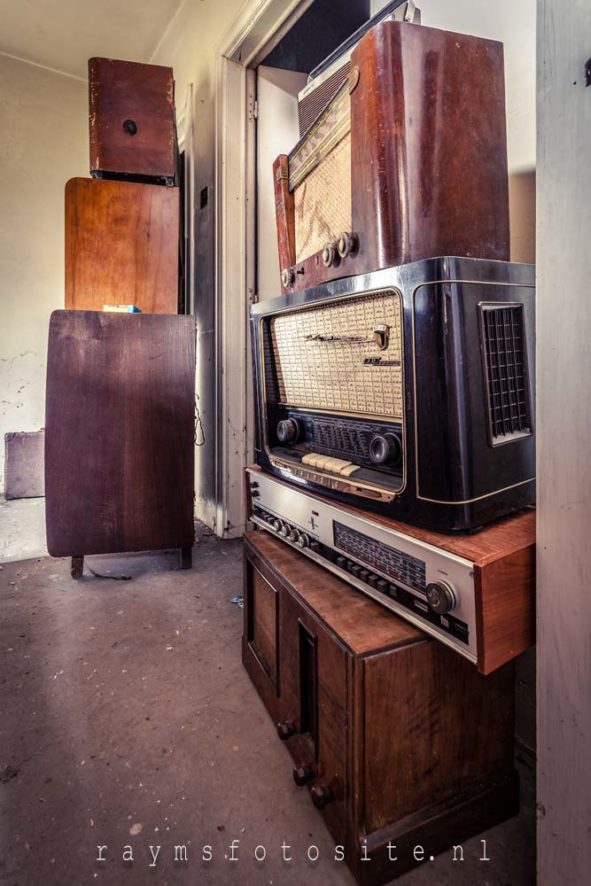 Radiohouse urbexlocatie. Een huis barstensvol met oude radio`s.