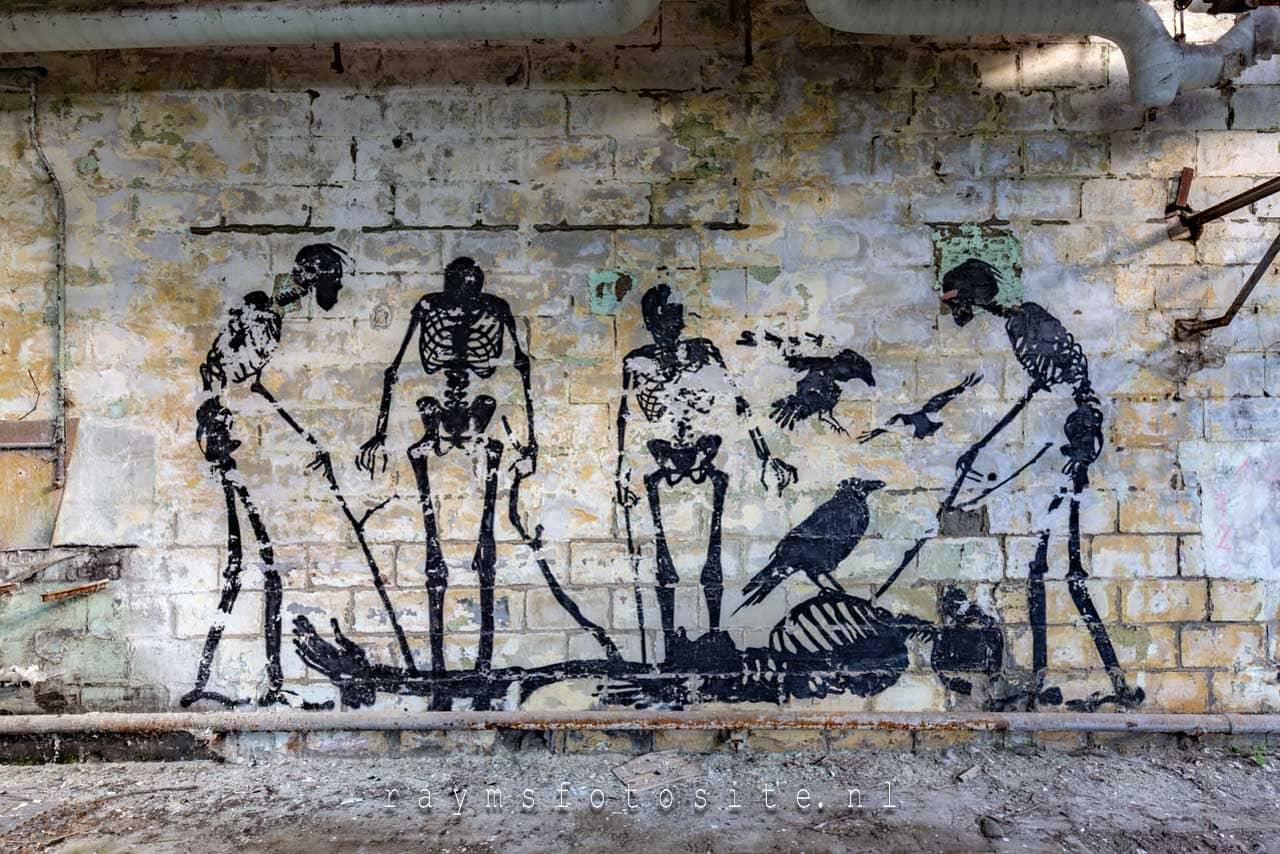Geraamtes en skeletten in een verlaten Usine