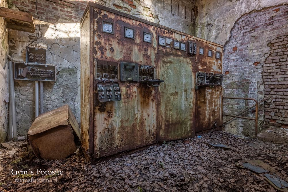 Usine Hoover. Diverse leuke plekken in deze oude verlaten industrie locatie, zoals deze oude controlekamer.