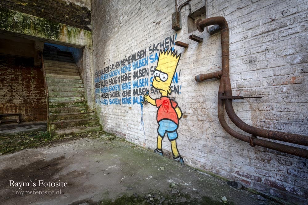 Usine Hoover urbex. Een bekende foto van deze urbexlocatie is deze graffiti van Bart Simson.