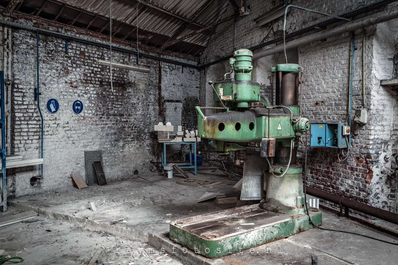 In 1 van de verlaten gebouwen stond deze machine.