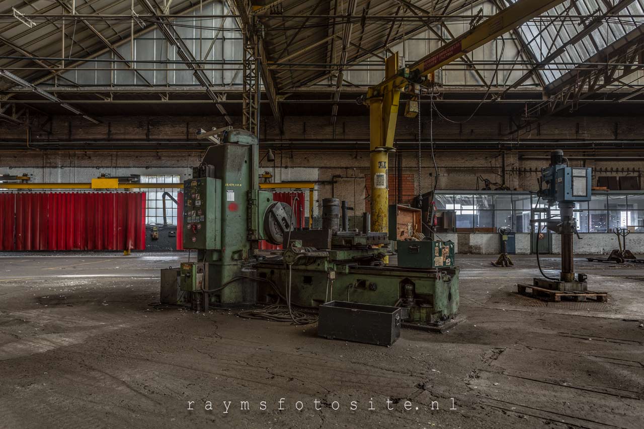 Een enorme verlaten fabriek vol machines. Het deed iets met treinen en onderdelen.