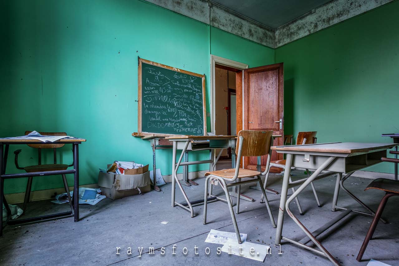 Verlaten klasschool in België. Urbex september 2020