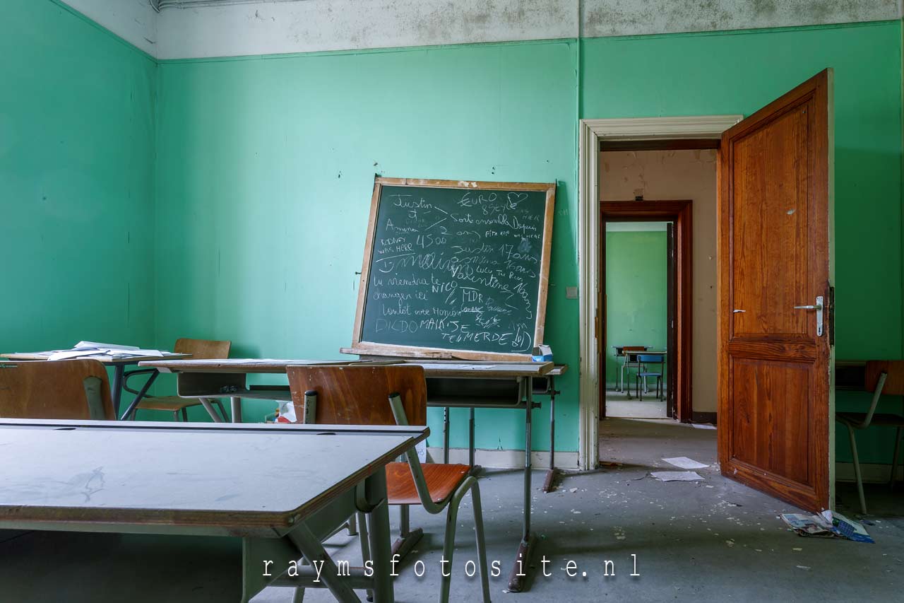 Verlaten leslokaal in een verlaten school
