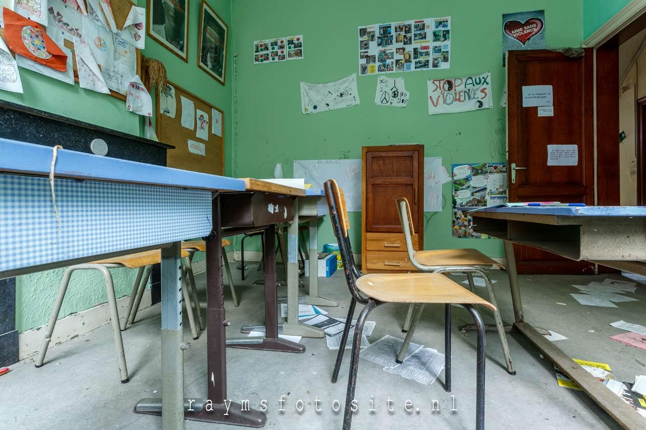 Klaslokaal van een verlaten school