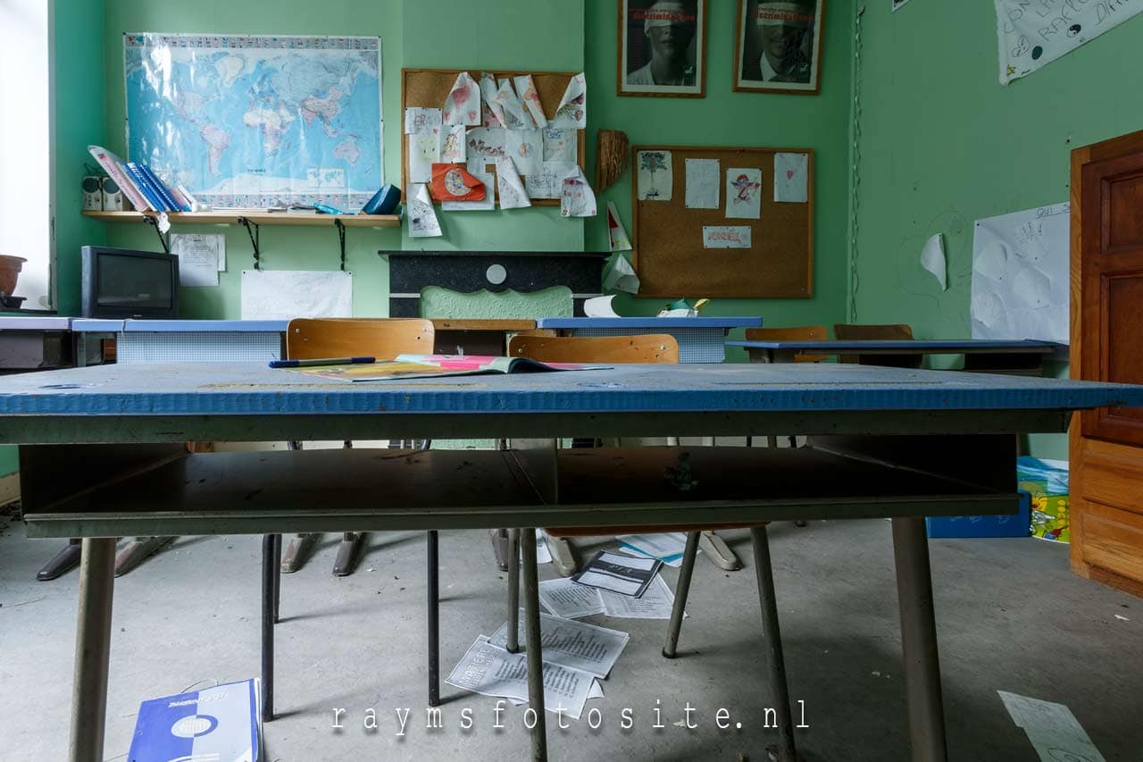 Klaslokaal van een verlaten school in België