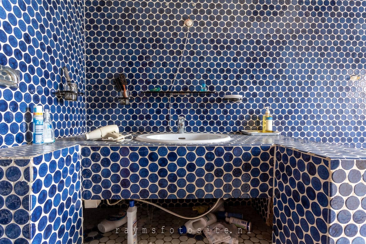 Villa Ginette, urbex in België, een hele retro badkamer.